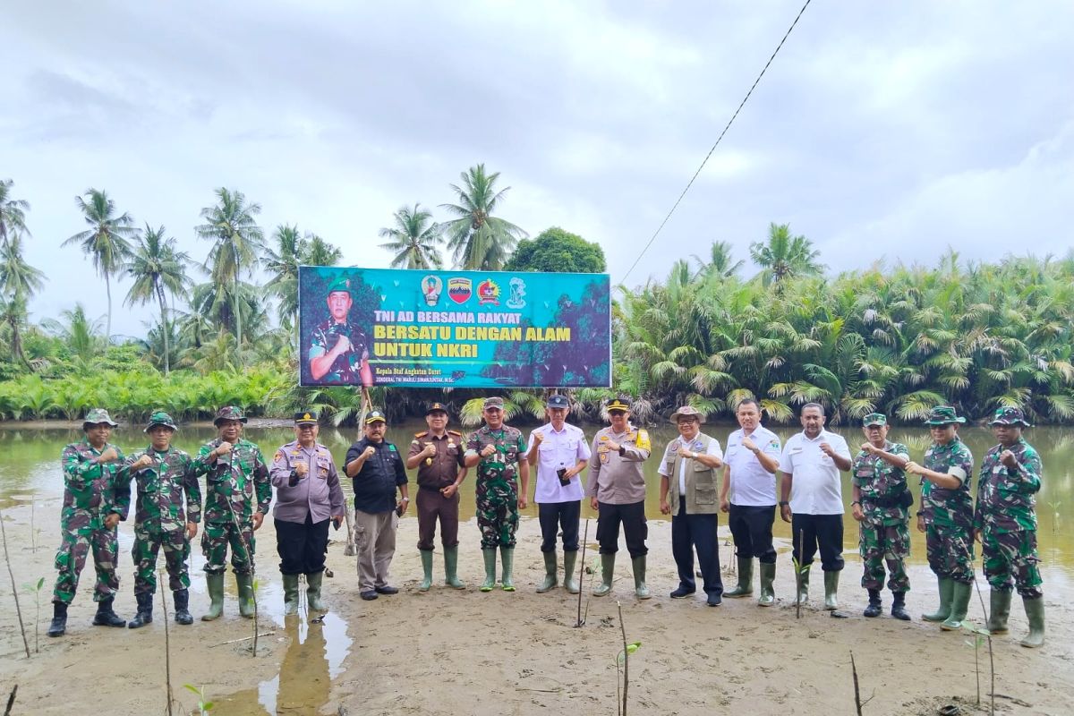 Bupati bersama Forkopimda Pesisir Selatan ikuti penanaman mangrove