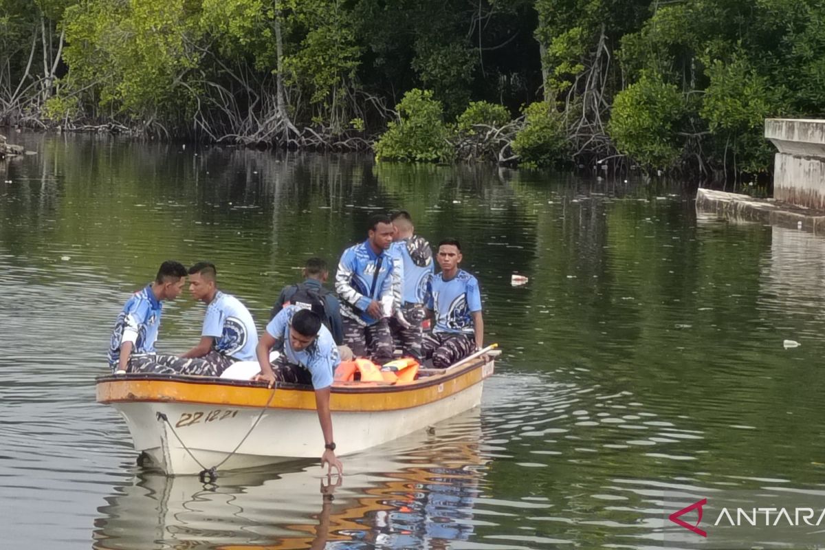 DLHK Kota Jayapura gelar aksi bersih sampah di Teluk Youtefa