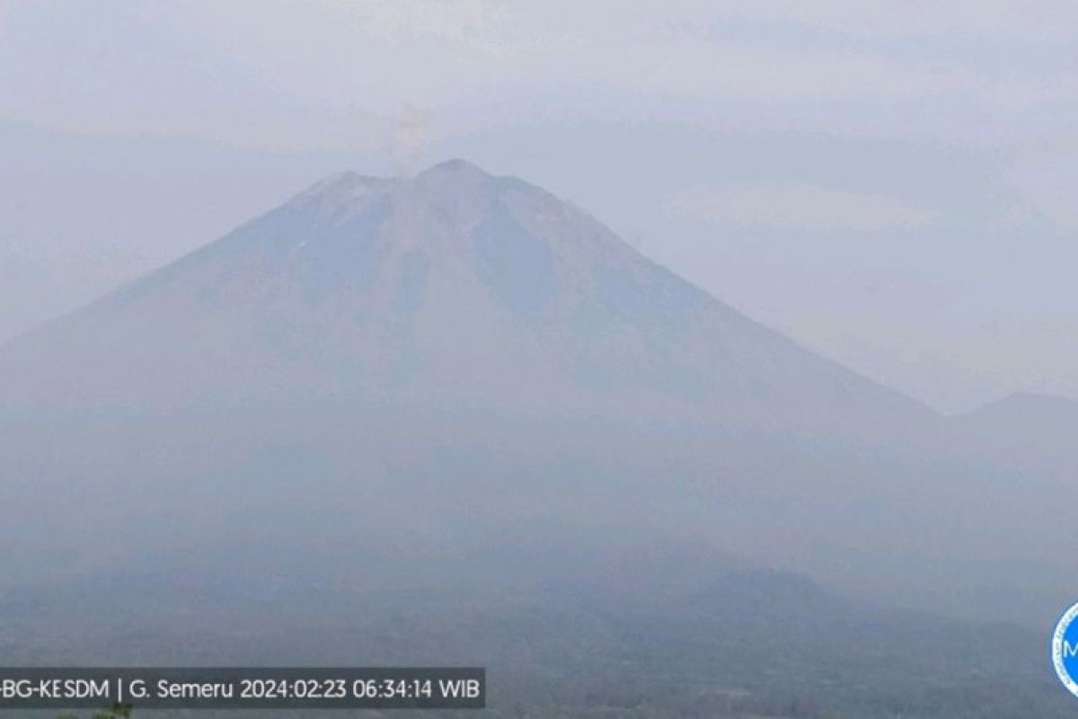 Gunung Semeru erupsi