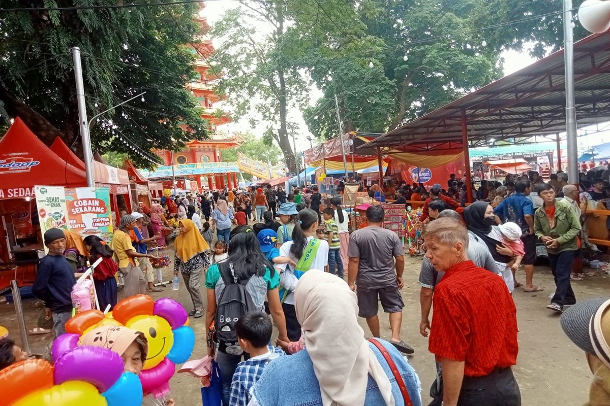 Hari Jumat, pengunjung perayaan Cap Go Meh di Pulau Kemaro tetap membludak