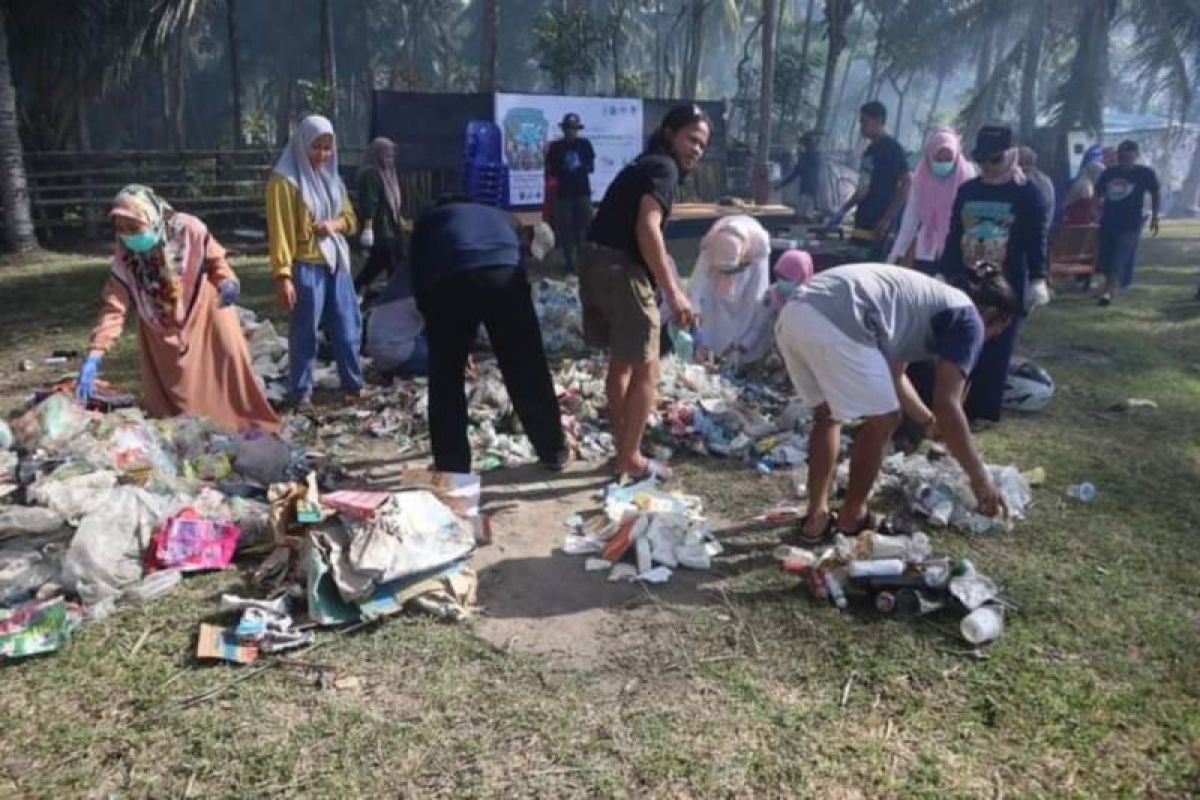 DLH Sulbar libatkan pencinta lingkungan bersihkan sampah di pantai wisata