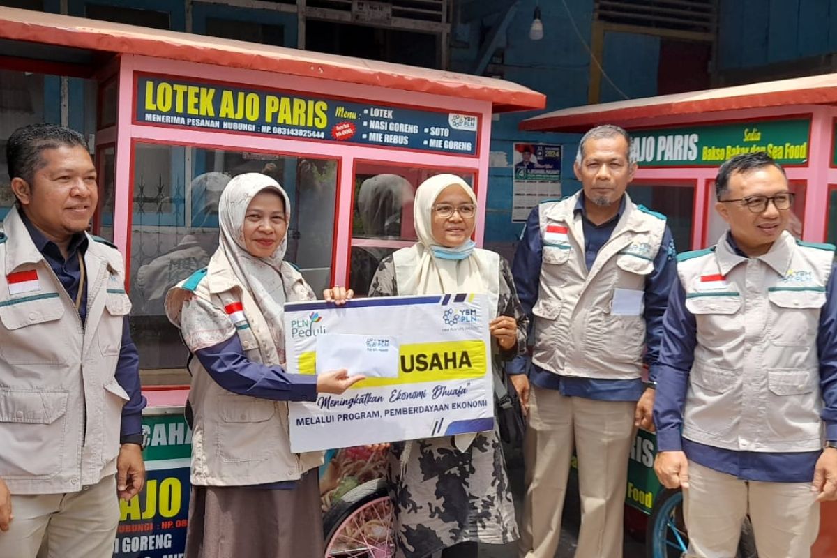 Usaha makin lancar berkat gerobak dan dukungan modal dari YBM PLN