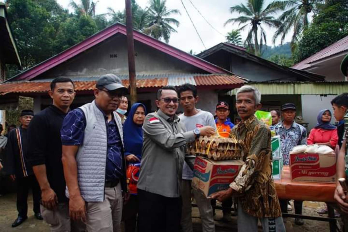 Korban bencana air bandang di Tanah Datar terima bantuan