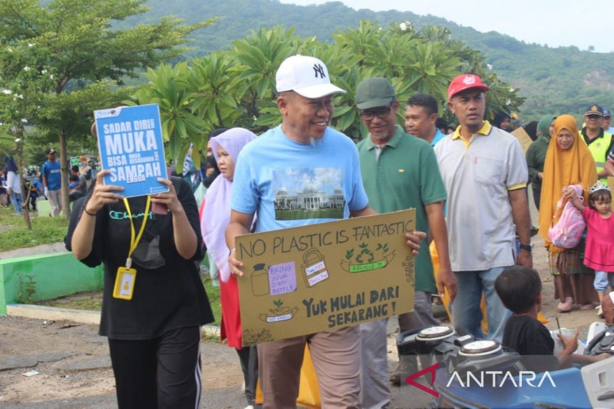 Cara unik Wali Kota Bima ajak warga bersihkan sampah dengan bawa poster