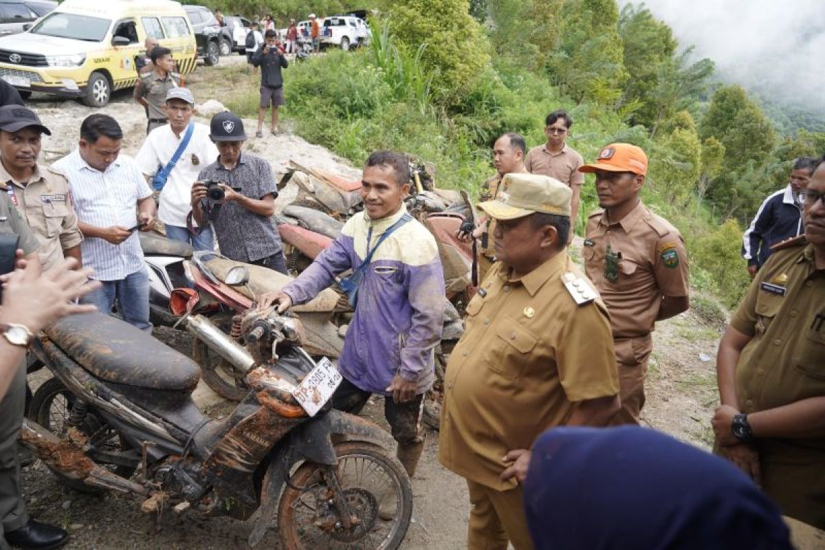 PJ Bupati Luwu tinjau lokasi tanah longsor di Bastem Utara