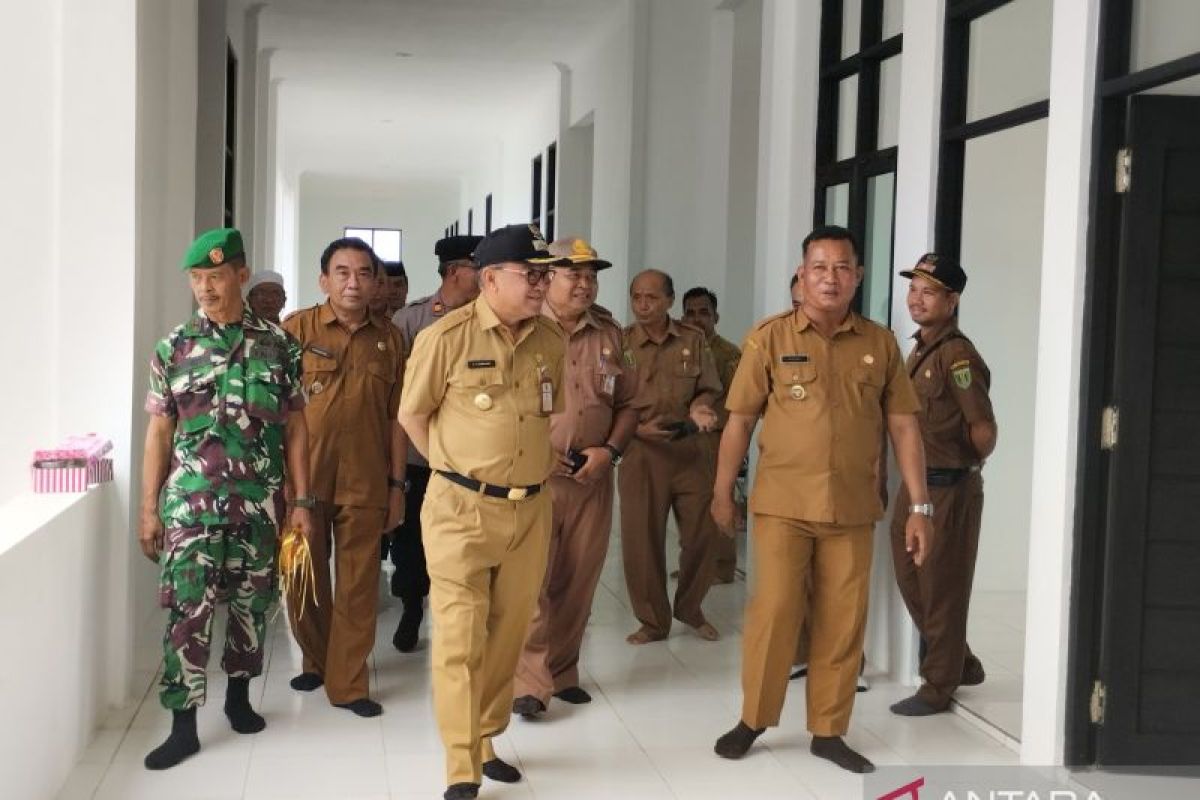 Bupati Tabalong Anang Syakhfiani saat meninjau gedung kantor Kecamatan Muara Uya yang baru dibangun dengan dana sekitar Rp1,3 miliar beberapa waktu lalu. (ANTARA/Herlina Lasmianti)