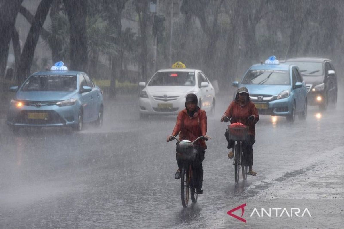 Hujan lebat berpotensi terjadi di 32 provinsi, termasuk NTB