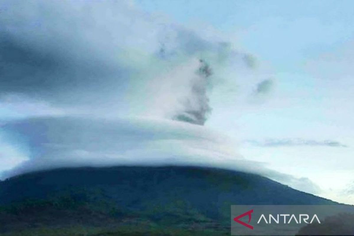Abu vulkanik setinggi 1 kilometer keluar dari Gunung Ili Lewotolok