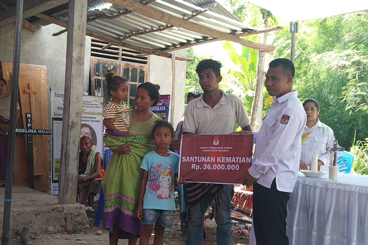 KPU NTT serahkan santunan bagi dua petugas pemilu yang meninggal