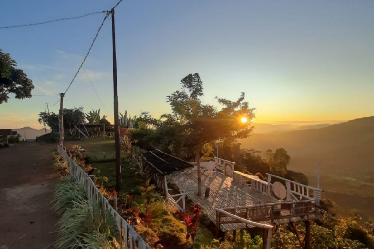 Turis kunjungi Bukit Porong Labuan Bajo capai 1.450 orang