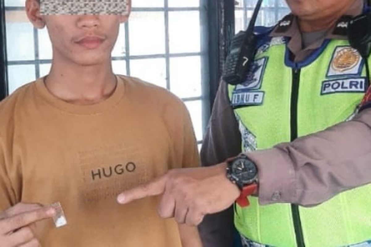 Tak pakai helm, pengendara ini malah kedapatan bawa sabu