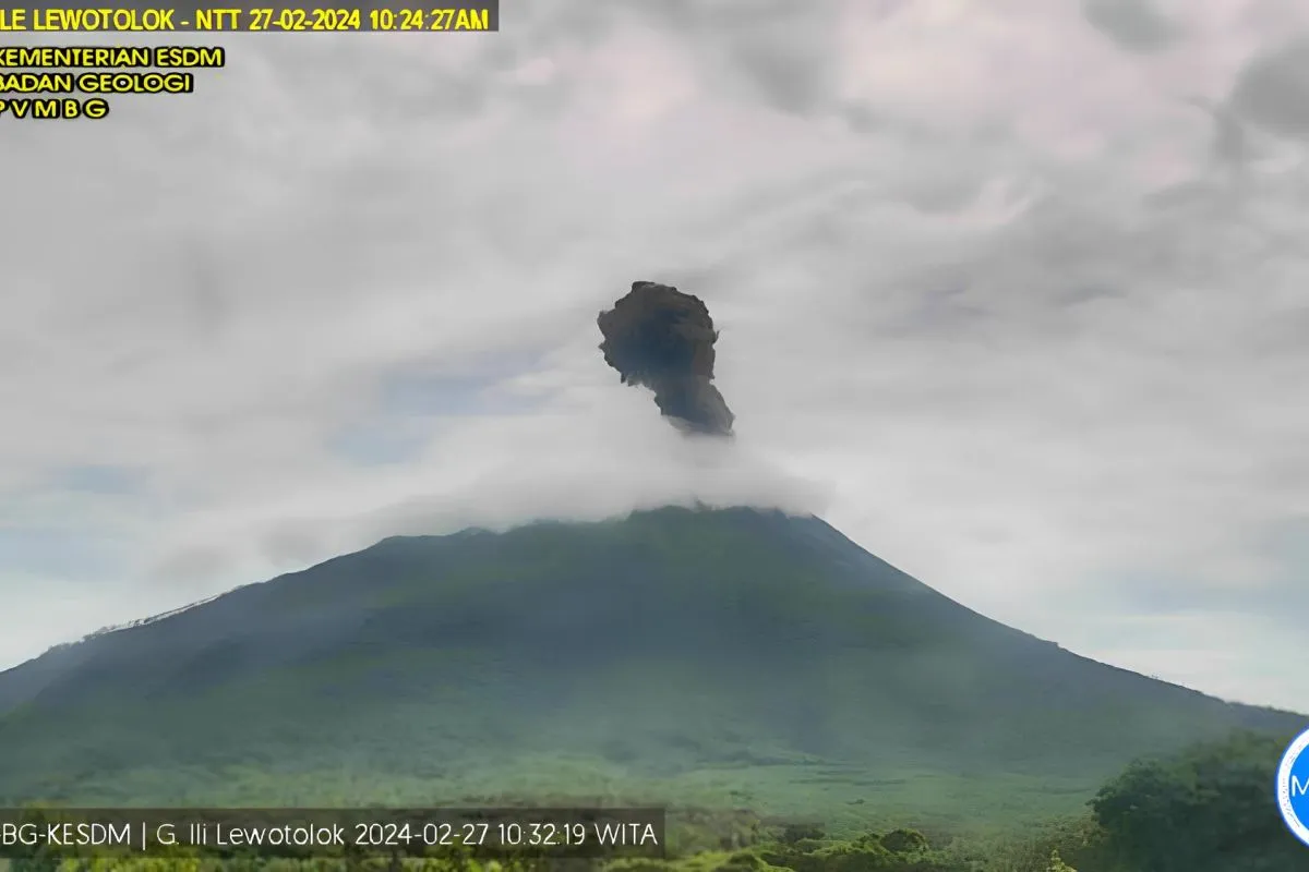 mount-ili-lewotolok-erups-spewing-lava-up-to-2-kilometers-away