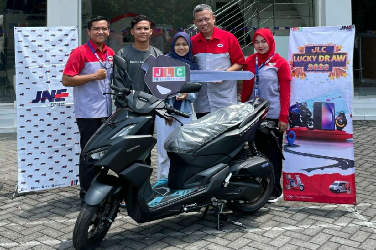 Member JLC asal Pasuruan raih sepeda motor dari JNE