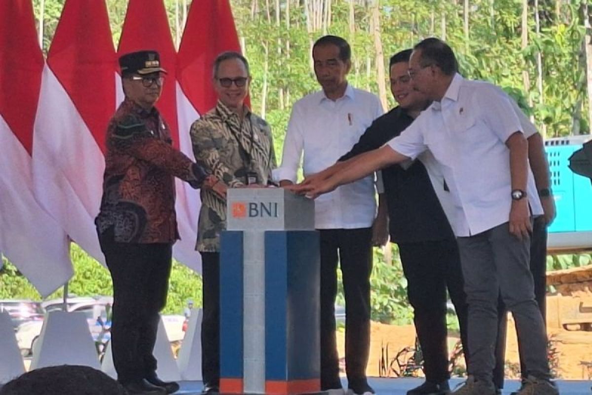 Presiden Jokowi meletakkan batu pertama pembangunan Kantor Bank BNI di Ibu Kota Nusantara