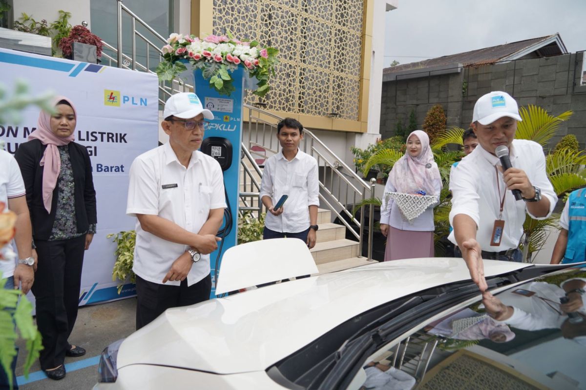 Kendaraan listrik makin diminati, PLN resmikan SPKLU Grand Bunda Hotel Bukittinggi