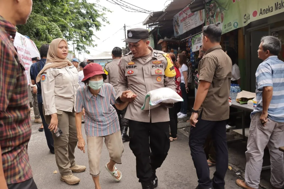 police-provide-350-bags-of-rice-to-taman-sari-residents