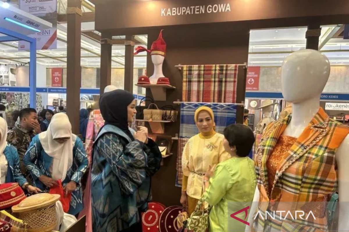 Tenun sutra lokal Gowa Cura' Labba ditampilkan dalam Inacraft 2024