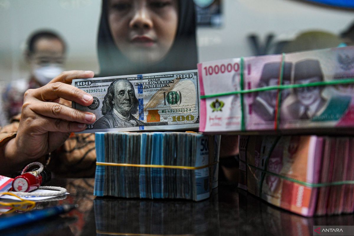 Nilai tukar rupiah hari ini naik di tengah pasar antisipasi notulen rapat The Fed