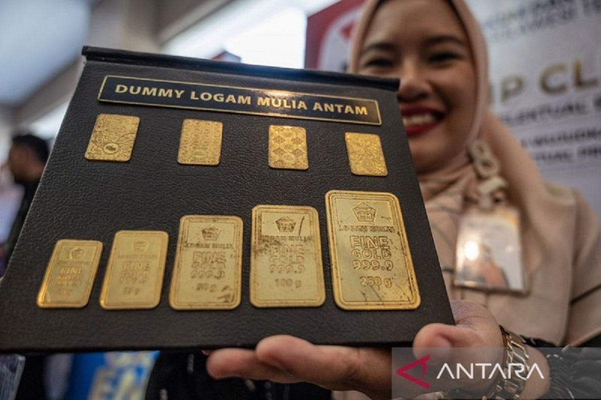 Harga emas batangan Antam hari ini naik Rp4.000 per gram