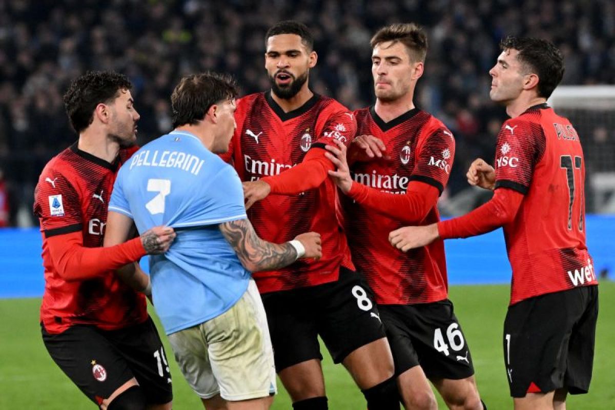 Lazio marah diganjar tiga kartu merah saat dikalahkan AC Milan