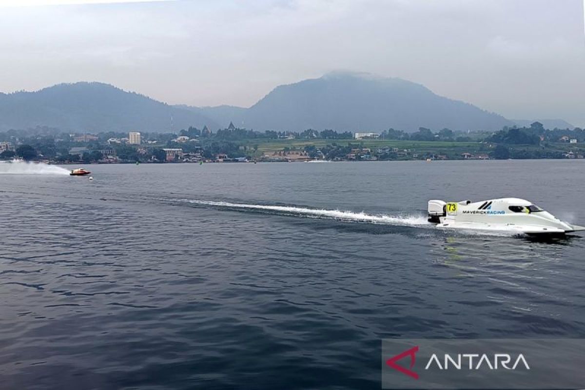 18 pembalap F1 powerboat jajal lintasan dalam sesi "free practice"