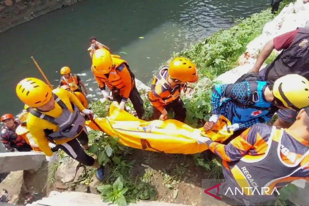 sar-team-recovers-second-childs-body-swept-away-in-jakarta