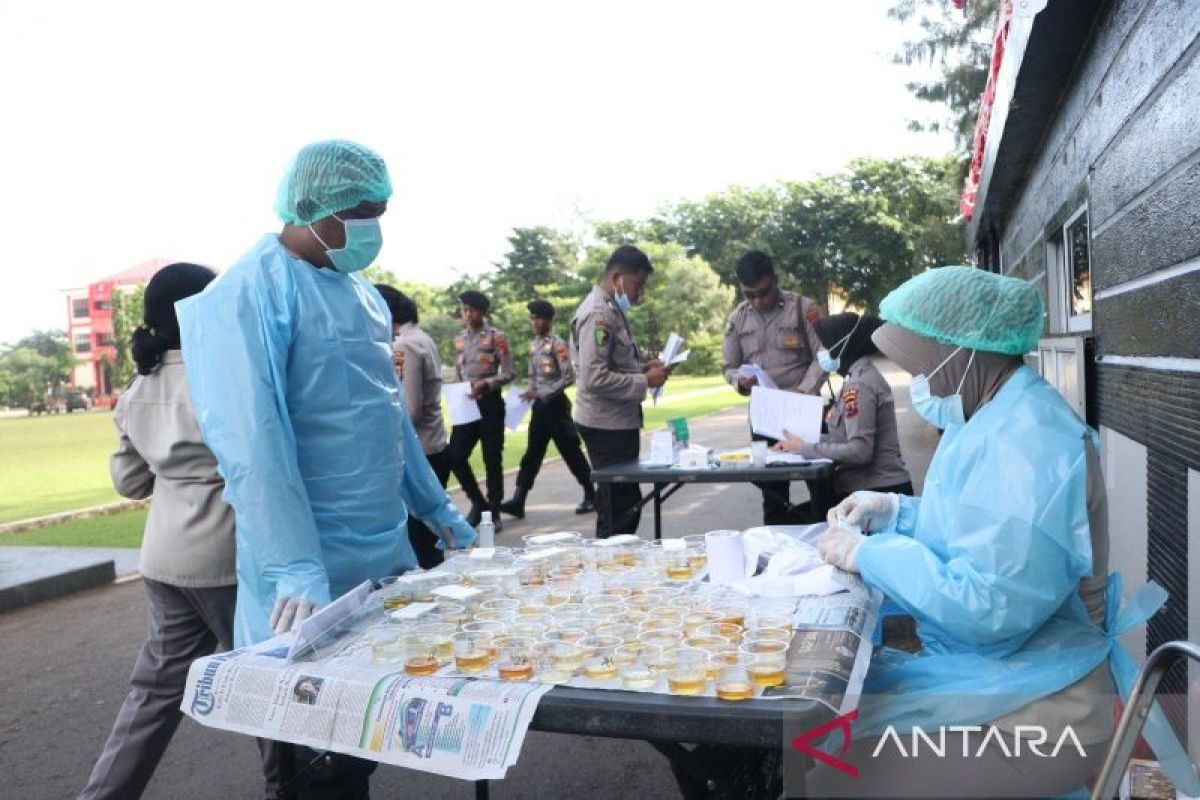 Polda NTT gelar tes urine personel deteksi penggunaan narkoba