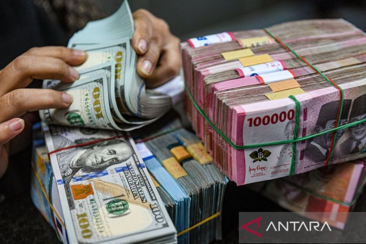 Rupiah turun saat pasar amati perkembangan situasi di Timur Tengah