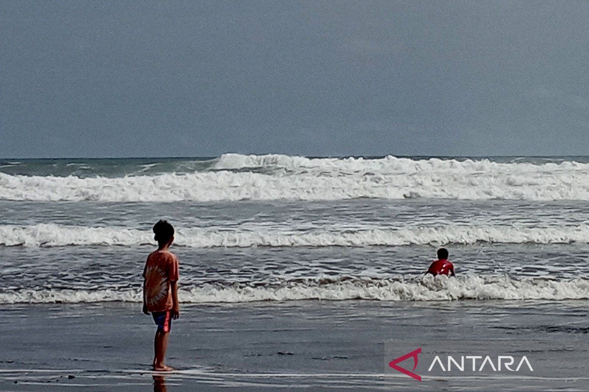 Awas, terjangan gelombang tinggi di laut selatan DIY-Jabar