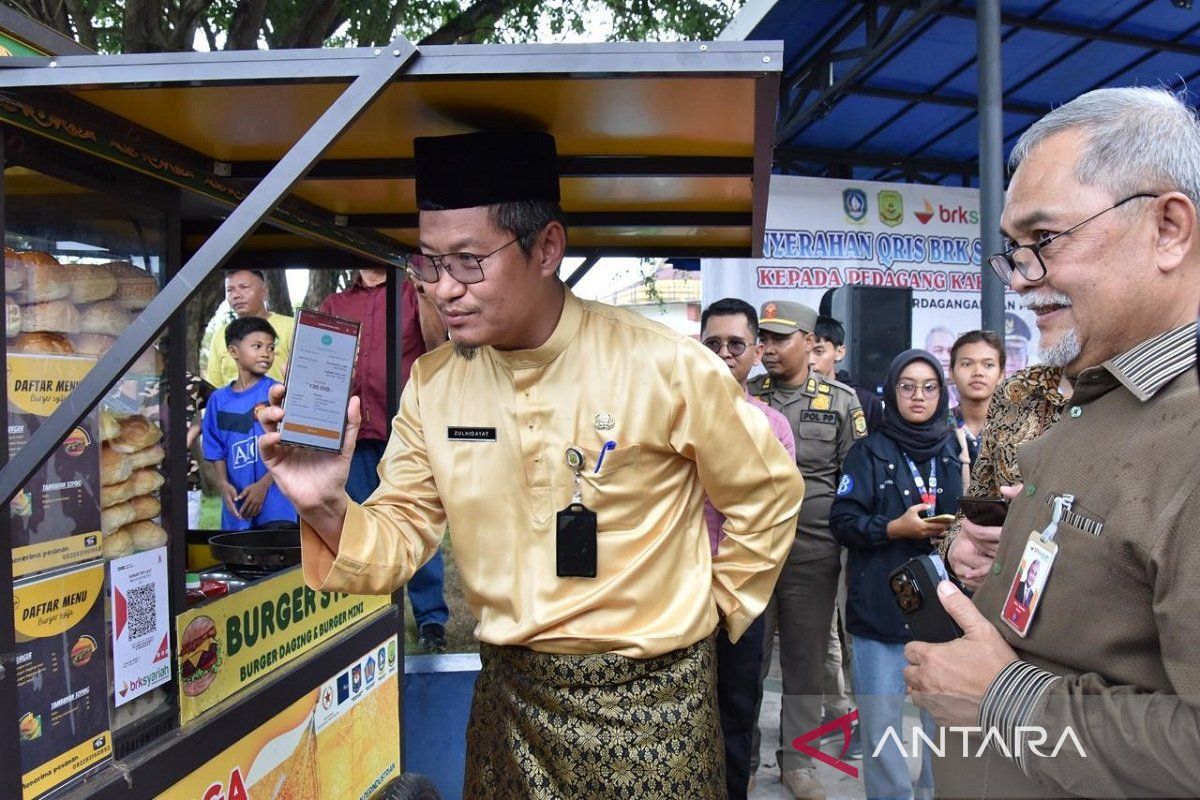 Dorong digitalisasi pelaku UMKM di Kepri, BRK Syariah serahkan layanan QRIS dan Subsidi Margin