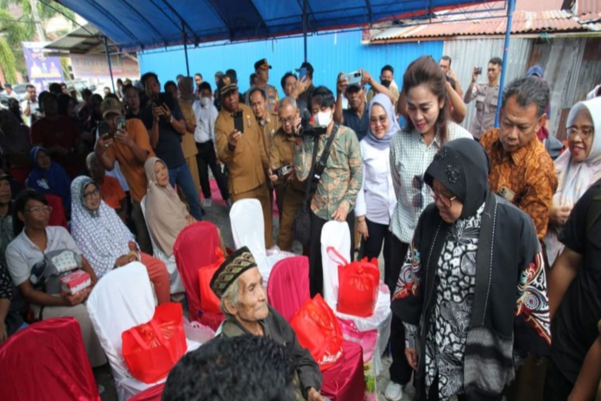 Mensos serahkan bantuan rehabilitasi sosial kepada warga di Parimo