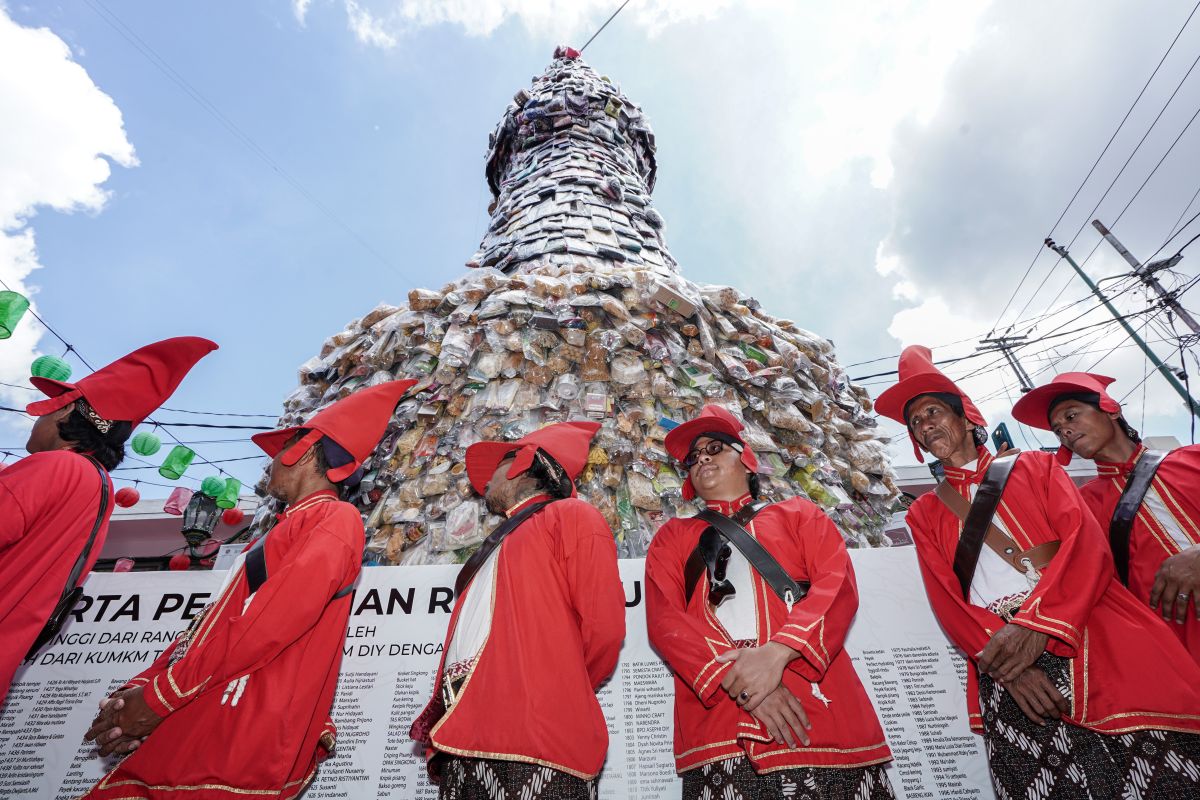 Gunungan oleh-oleh khas Yogyakarta setinggi 11 meter di Malioboro pecahkan Rekor MURI