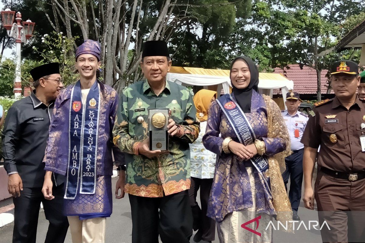 Masyarakat Kobar sambut meriah piala Adipura