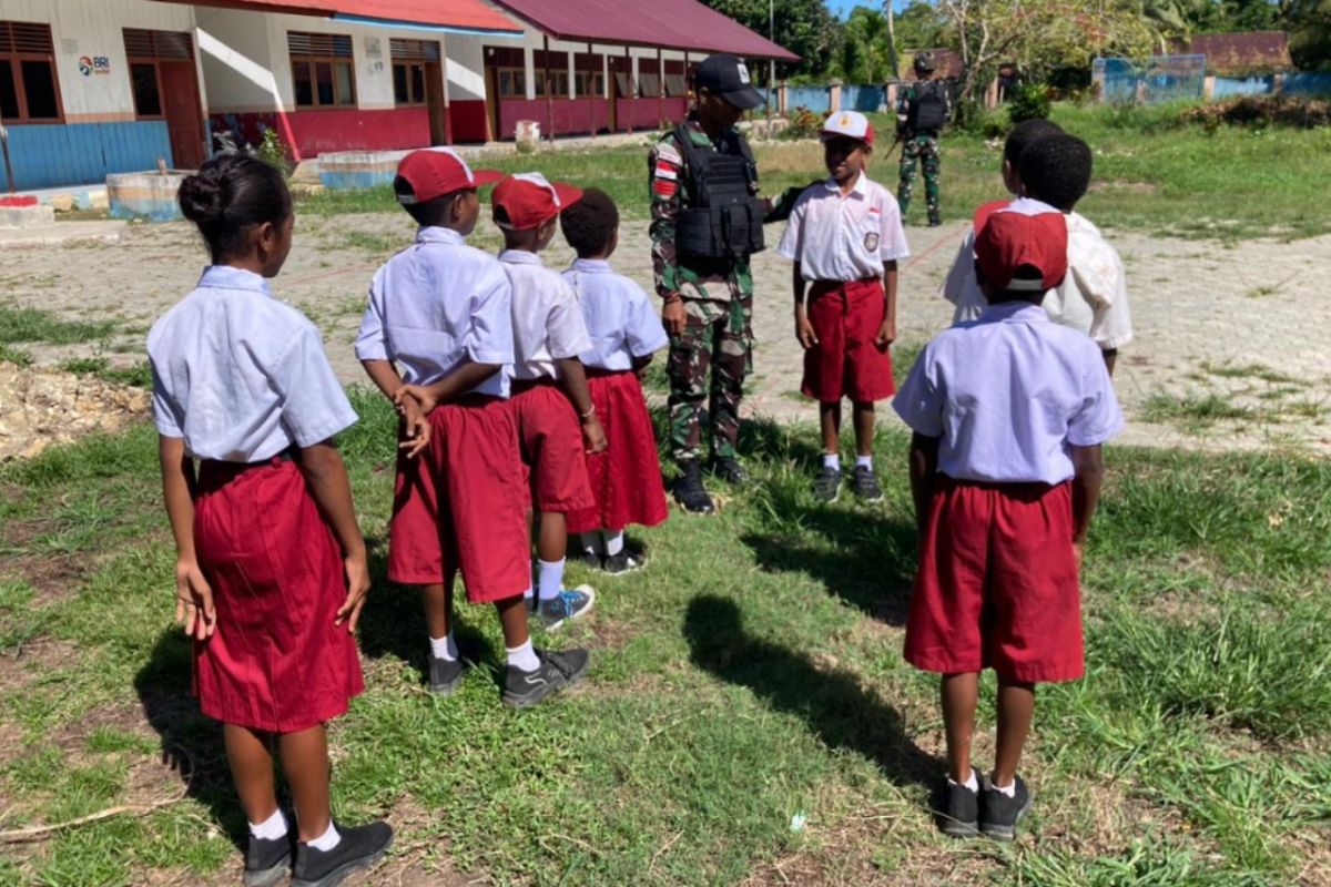 Yonif 122/TS ajarkan PBB siswa SD Negeri Mosso Jayapura