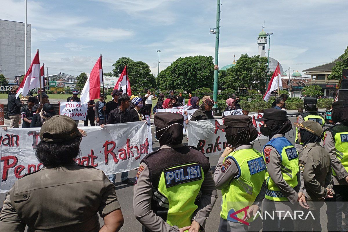 Petugas gabungan amankan  aksi "tapa pepe" di Purwokerto