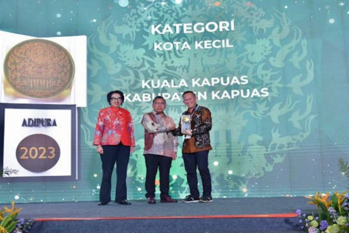 Kapuas sukses meraih piala Adipura kategori kota kecil