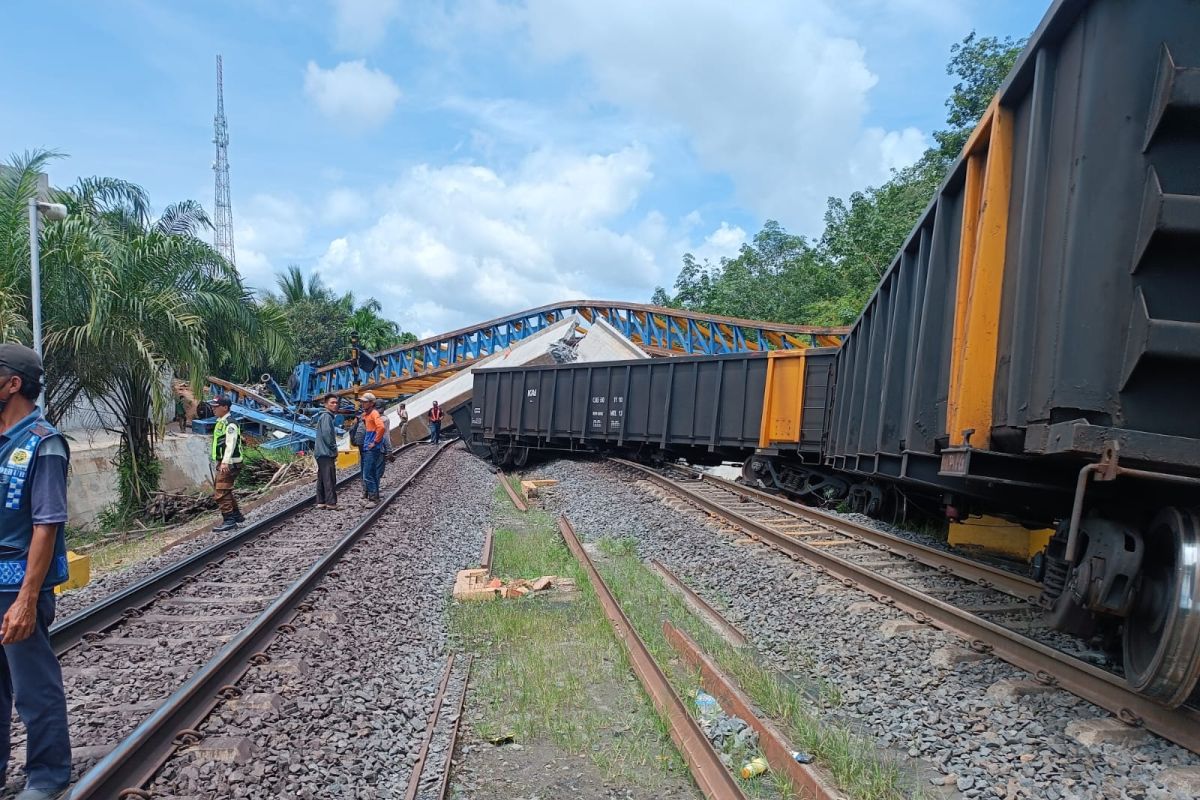 Dua orang meninggal akibat ambruk  girder jalan layang di Muara Enim