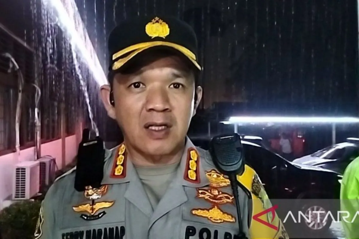 police-deploy-200-personnel-to-assist-flood-evacuation-in-padang