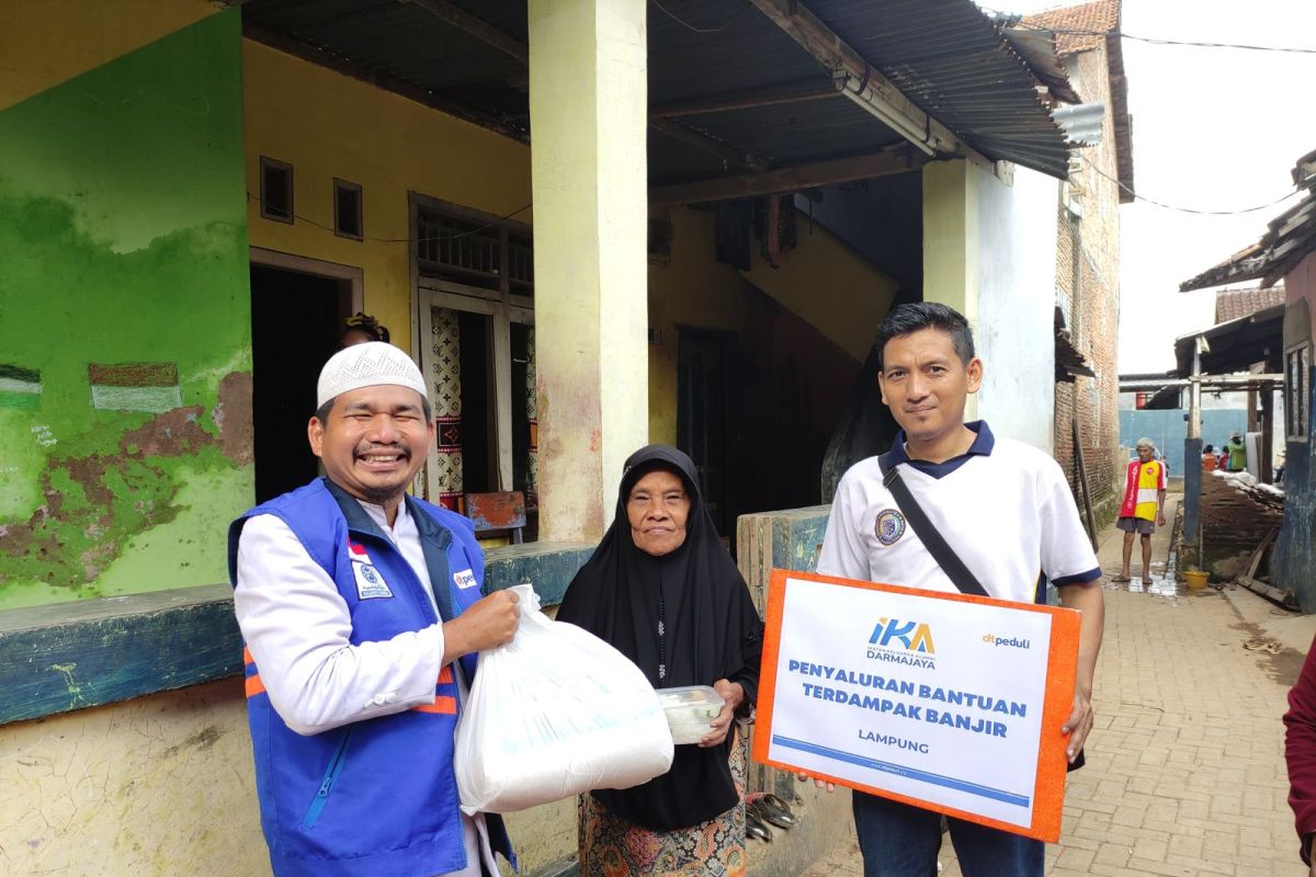 IKA Darmajaya kolaborasi dengan DT Peduli salurkan bantuan dampak banjir di Bandarlampung