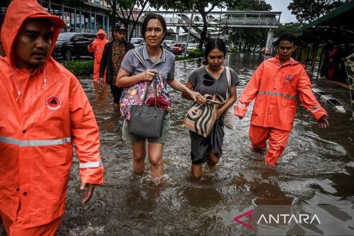 Pintu Air Pasar Ikan Jakarta naik level jadi Siaga 2