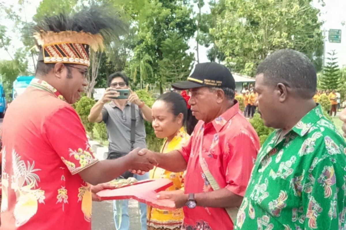 Kemenhub salurkan bantuan enam kendaraan angkutan Bumdes Biak Numfor