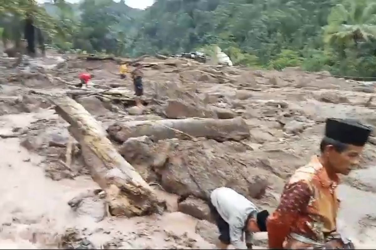 BPBD: Sepuluh orang tertimbun longsor di Pesisir Selatan