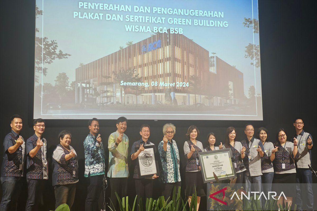 Gedung Wisma BCA BSB raih Sertifikat Green Building