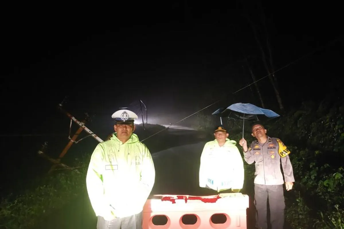 west-pasaman-police-monitor-landslide-road-guardrails-installed