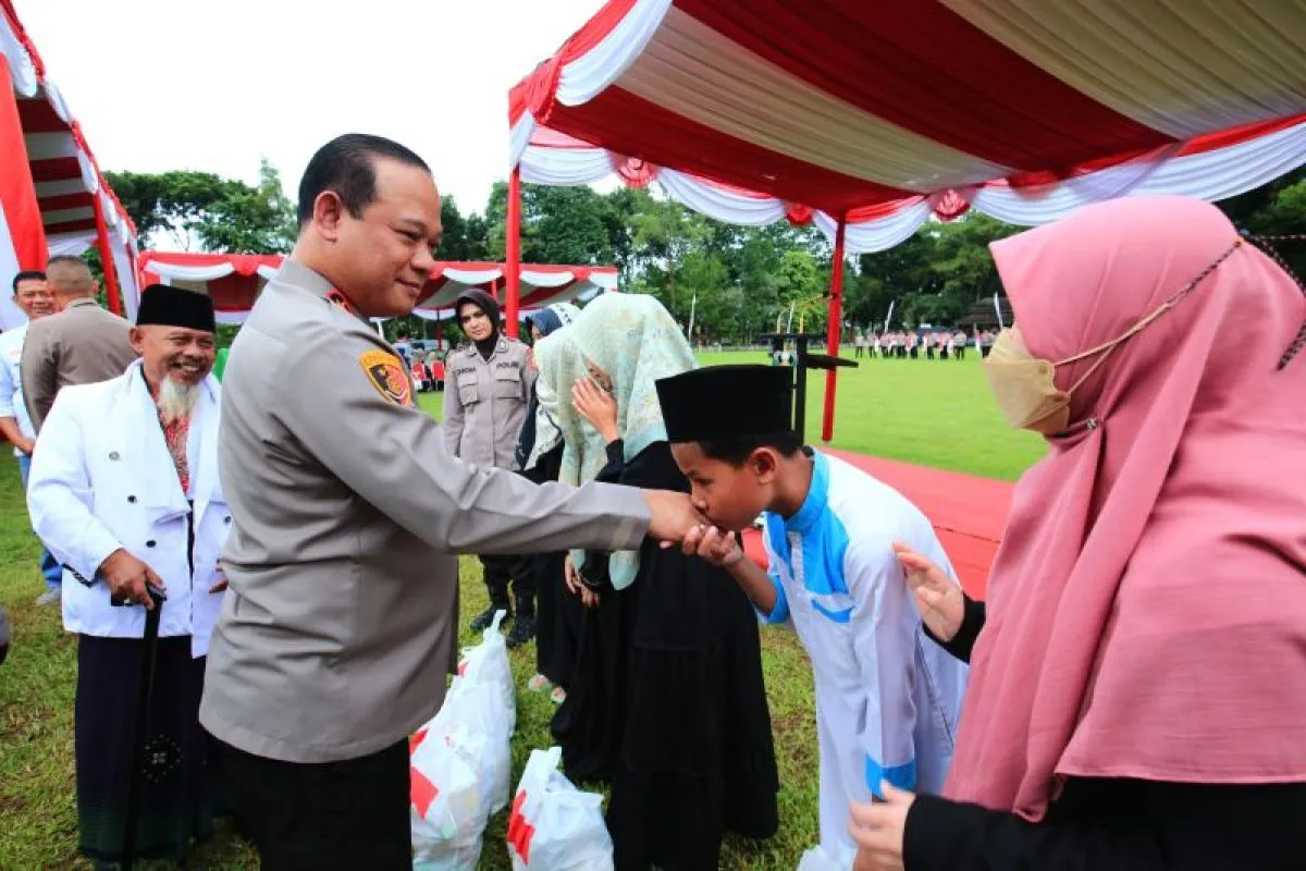 inp-presisi-distributes-5000-food-packages-in-sukabumi