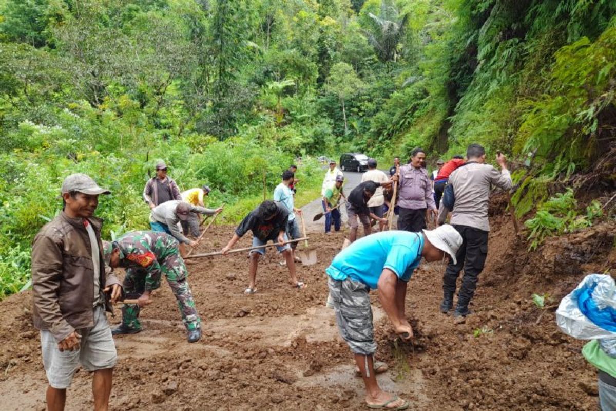 TNI-Polri dan warga bersihkan material longsor di Manggarai Barat