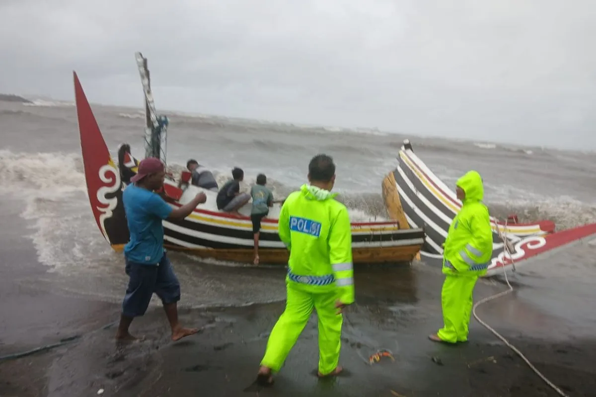 situbondo-police-rescue-three-fishermen-after-boat-capsizes