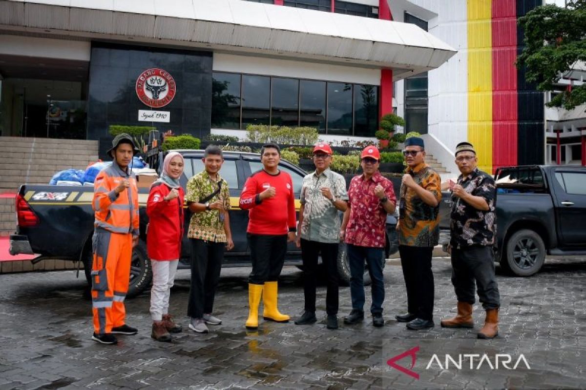 Semen Padang serahkan bantuan sembako ke warga terdampak banjir di Banuaran