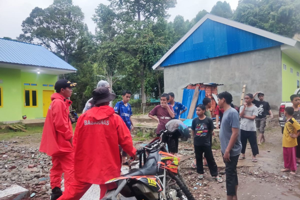 Basarnas evakuasi tiga orang yang terjebak banjir pemandian Kolaka