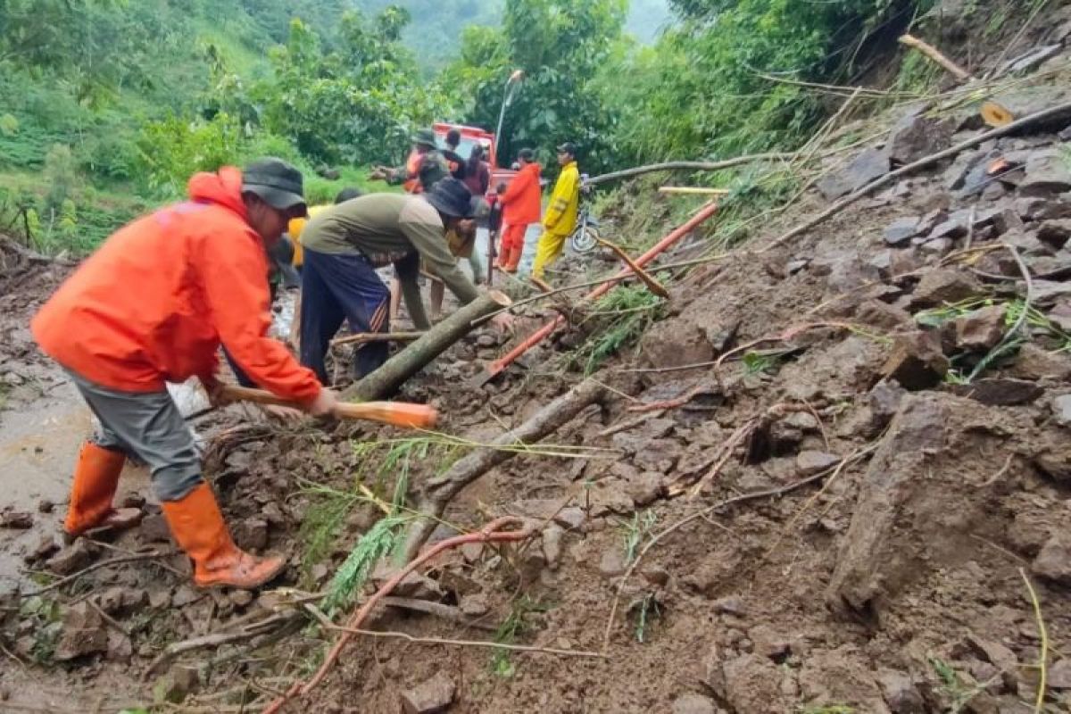 Kudus dilanda tanah longsor hingga menutup akses jalan